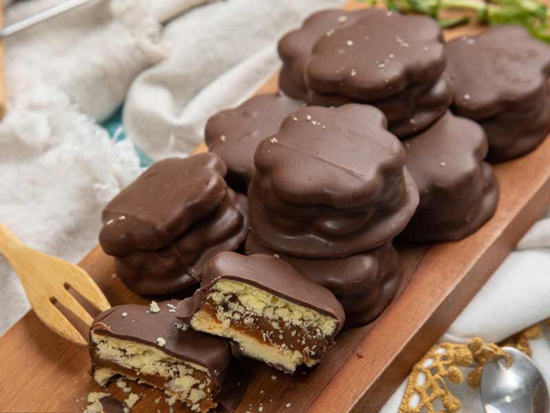 Precision - controlled chocolate enrobing line for uniform coating