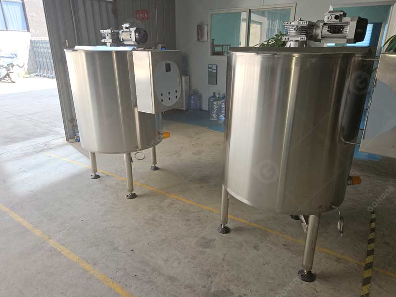 High - capacity chocolate melting tank for industrial production