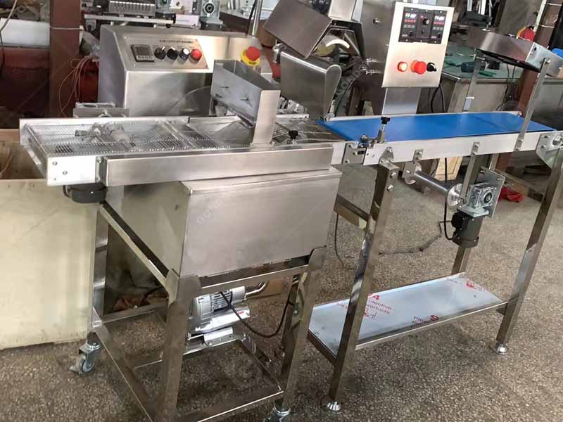 Chocolate enrobing line with integrated tempering and cooling tunnel