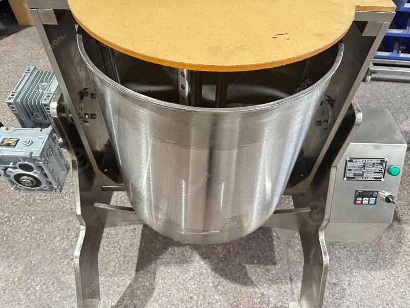 Chocolate grinder with adjustable grinding fineness
