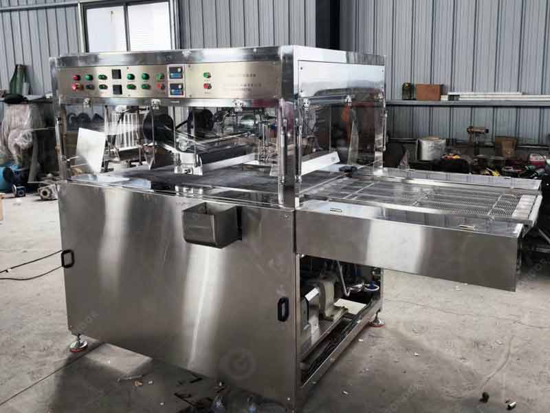Automatic chocolate enrober with precise coating control