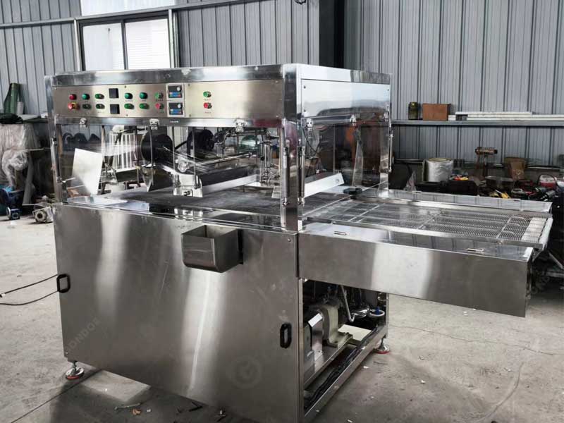 Automatic chocolate enrobing machine with precision coating technology
