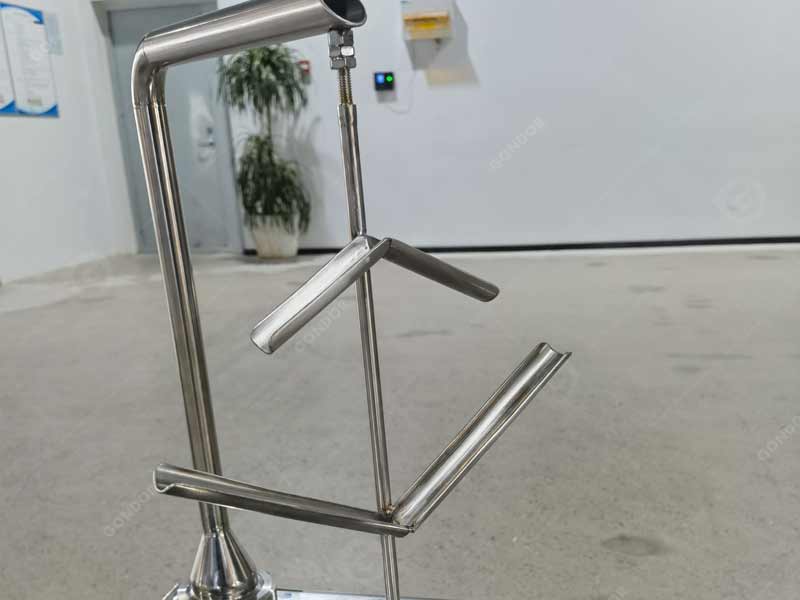 Adjustable chocolate tap for precise pouring