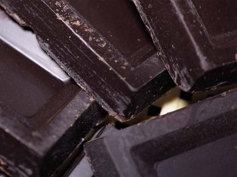 High - frequency vibrating table for chocolate moulding