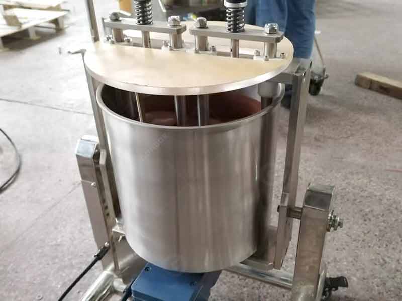 Efficient melanger for chocolate mass refining