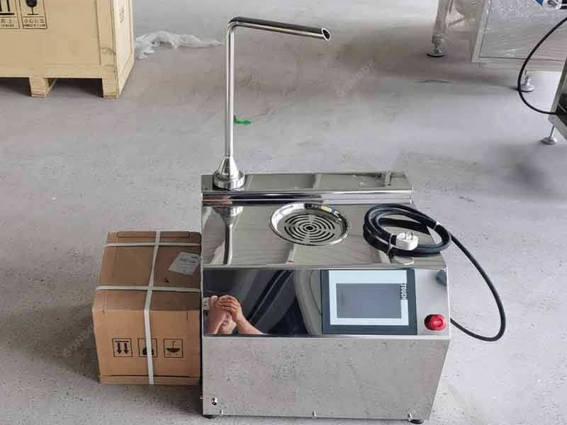Compact tempering machine for chocolate with advanced technology