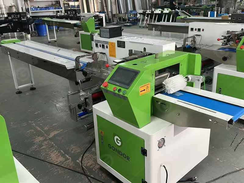 Chocolate bar packaging machine for different sizes of chocolate bars