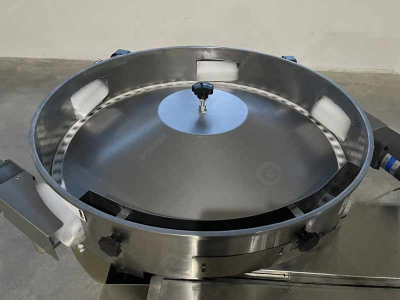 Chocolate bar wrapping machine with excellent sealing performance