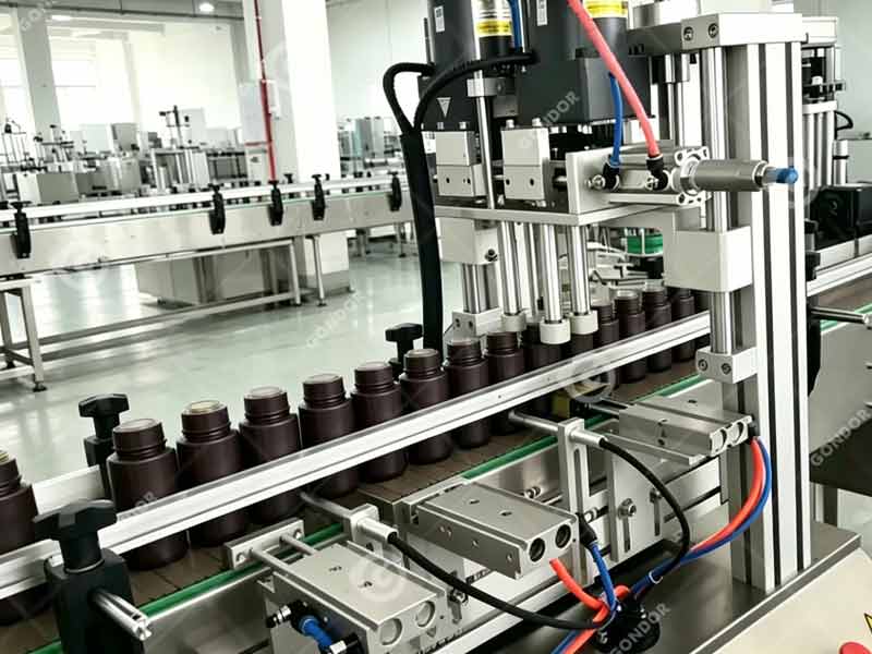 Línea de producción de llenado de botellas de salsa.